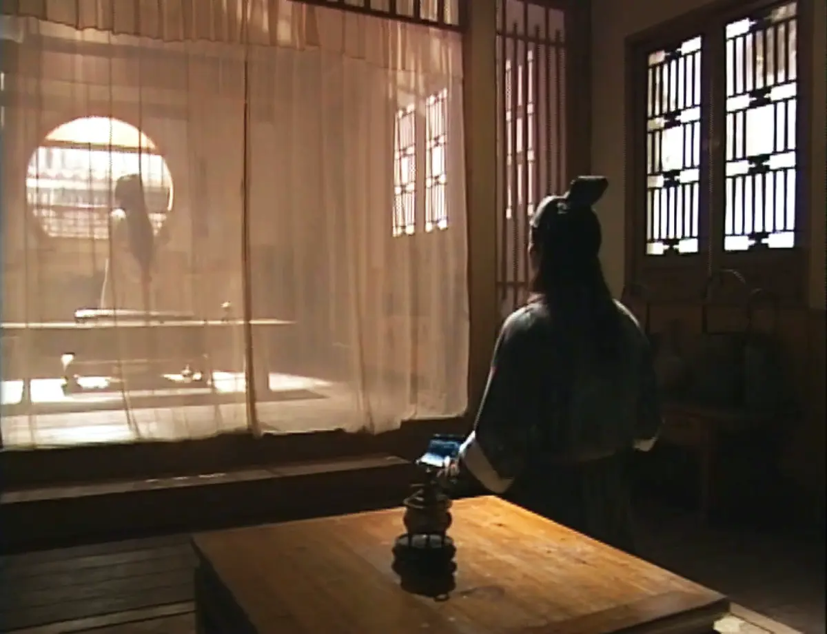 96版笑傲江湖，令狐冲与任盈盈在绿竹巷初遇场景